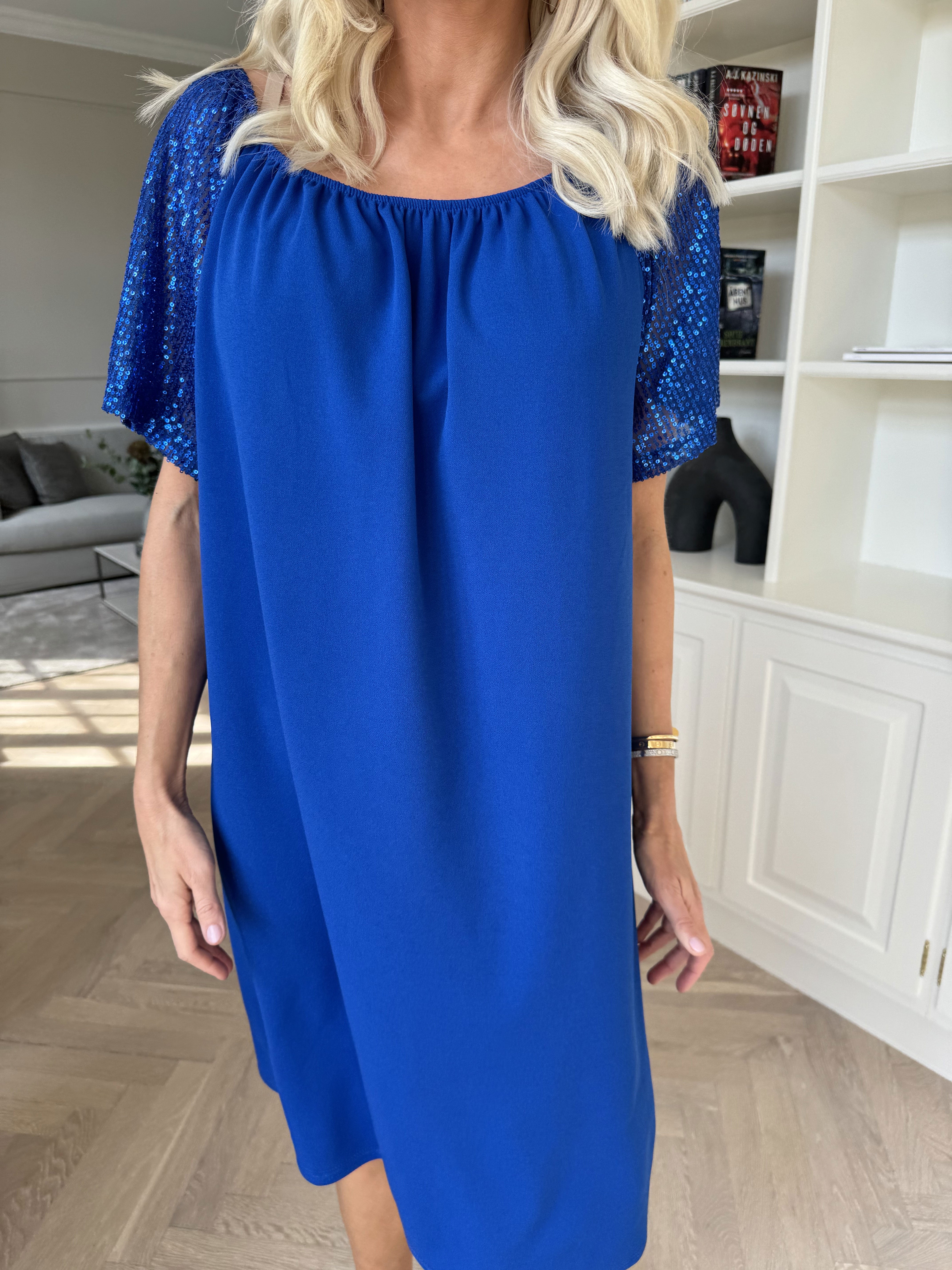 Kim - Söt elastisk klänning med paljettärmar